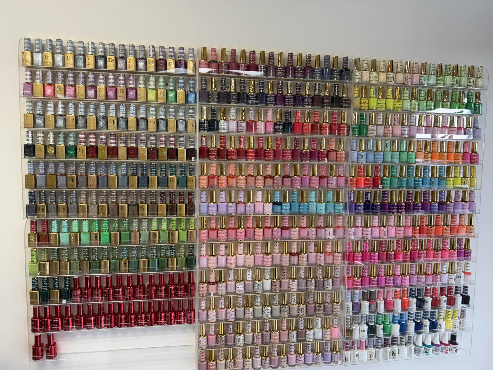 Color wall with a wide polish selection