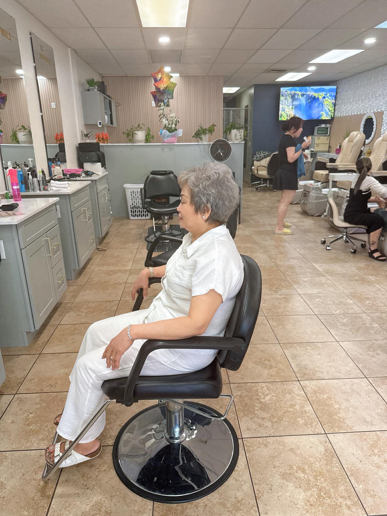 Open salon floor during a service